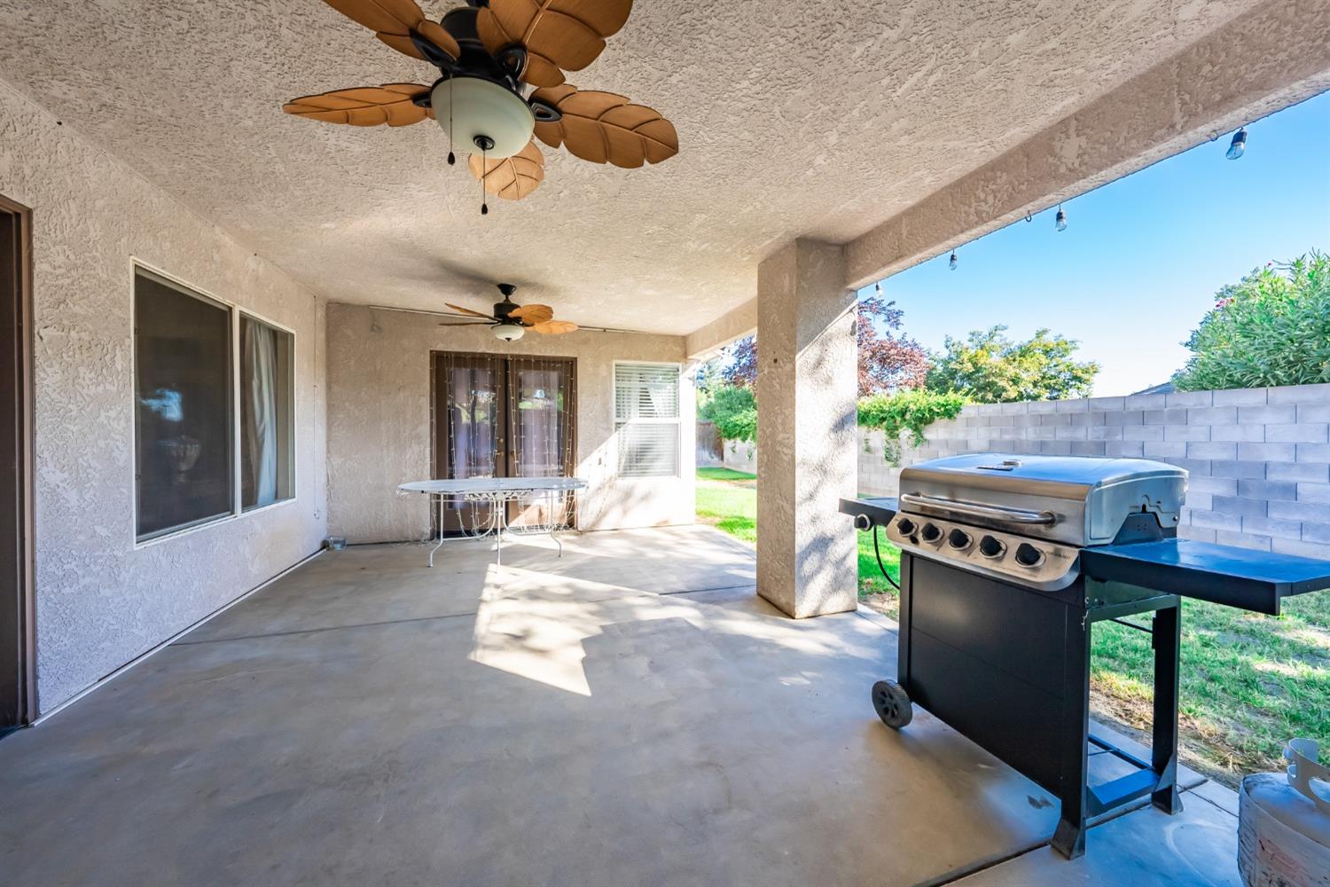 915 Trabon Way Madera, CA 93637 - Photo 24 of 33 a very nice looking room with a large window