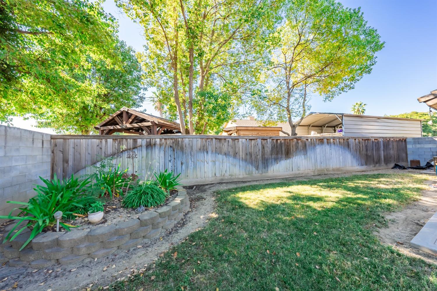 915 Trabon Way Madera, CA 93637 - Photo 25 of 33 a swimming pool with wooden fence