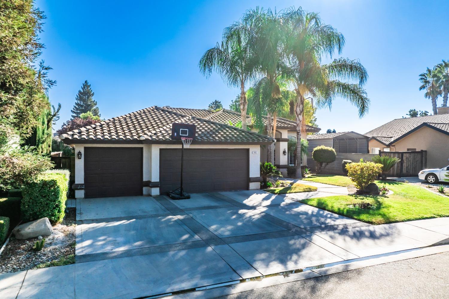 915 Trabon Way Madera, CA 93637 - Photo 28 of 33 a view of a house with a patio