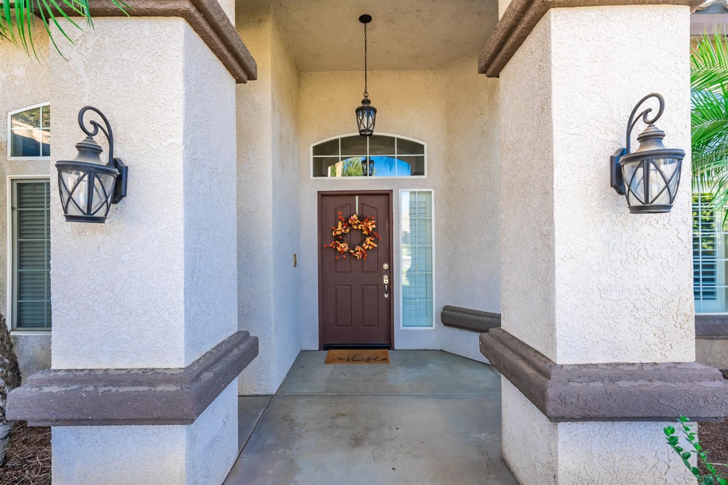 915 Trabon Way Madera, CA 93637 - Photo 3 of 33 a view of an entryway with a chandelier