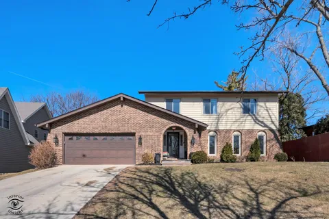 $575,000 | 3 Hobson Court, Woodridge, IL 60517