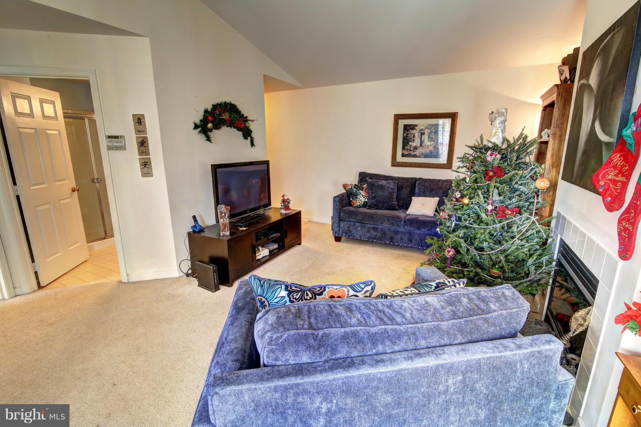 635 Constellation Square Southeast, Unit K Leesburg, VA 20175 - Photo 9 of 14 a living room with furniture and a flat screen tv