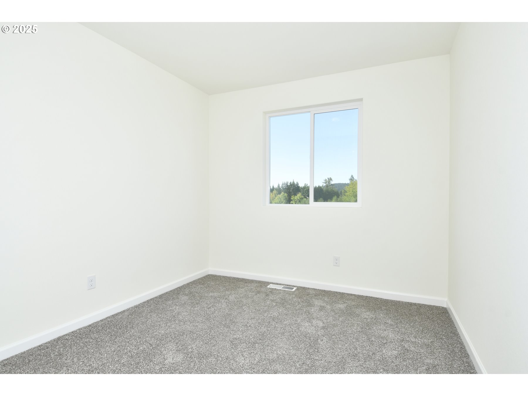 3915 Southwest Duniway Lane Gresham, OR 97080 - Photo 17 of 20 an empty room with a window