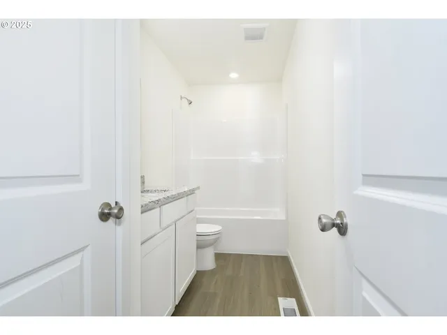 $469,900 | 3915 Southwest Duniway Lane, Gresham, OR 97080