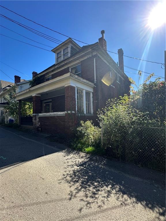 542 Franklin Street Freeport, PA 16229 - Photo 11 of 12 a front view of a house with garden