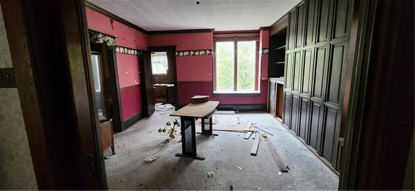 a view of an entryway with a livingroom