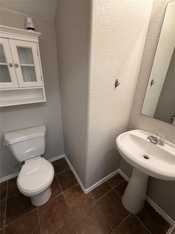 3604 Monte Verde Way Denton, TX 76208 - Photo 20 of 24 a bathroom with a toilet sink and mirror