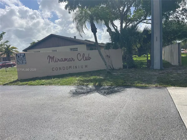 $2,000 | 3199 Foxcroft Road, Unit 110, Miramar, FL 33025