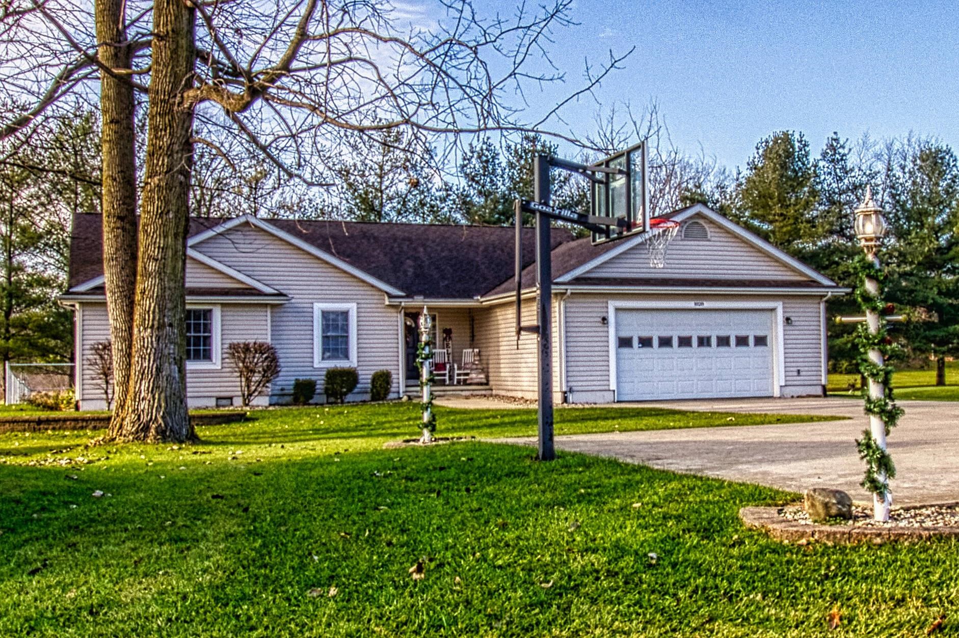 1028 Country Club Road Warsaw, IN 46580 - Photo 2 of 28 Gallery Image 2