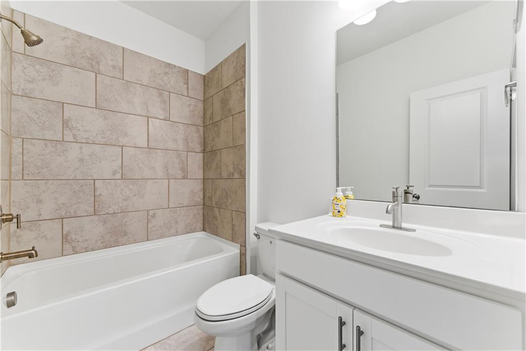 1621 Avery Way Tucker, GA 30084 - Photo 5 of 29 a bathroom with a sink a toilet and bathtub