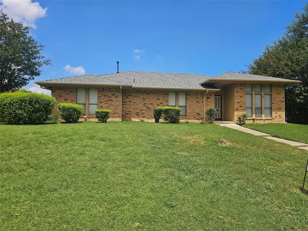 $339,500 | 1340 Grand Teton Drive, DeSoto, TX 75115