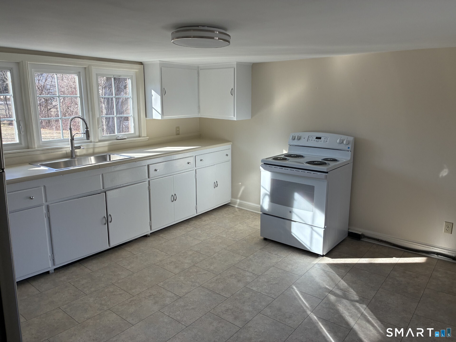 92 A Huntingtown Road Newtown, CT 06470 - Photo 7 of 24 Large Eat-In Kitchen