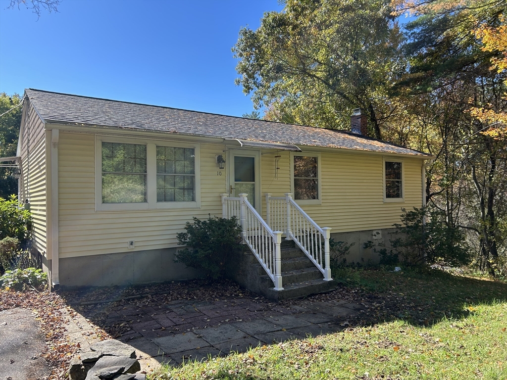 a view of a house with a yard