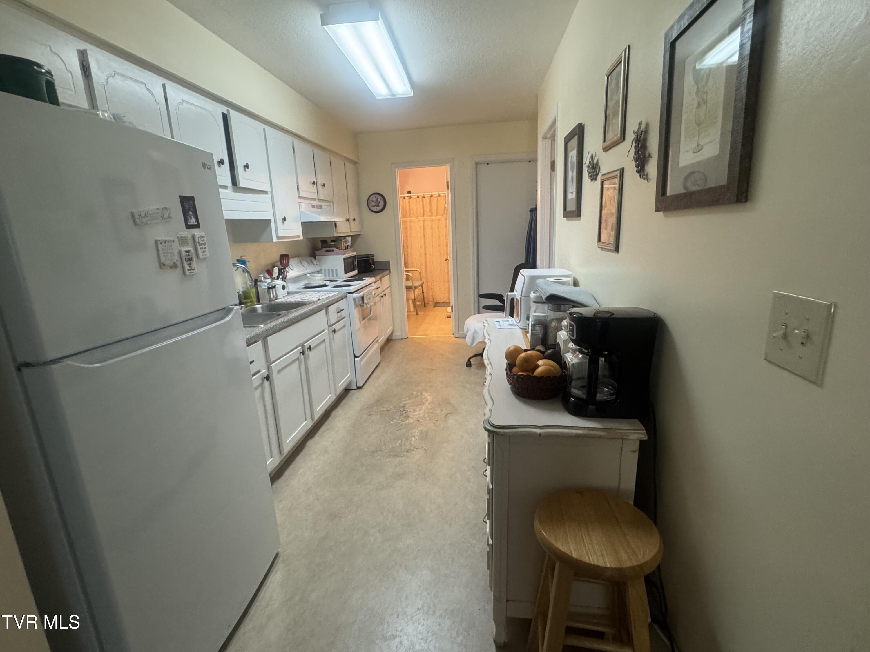 1310 Powder Branch Road Johnson City, TN 37601 - Photo 8 of 18 Kitchen
