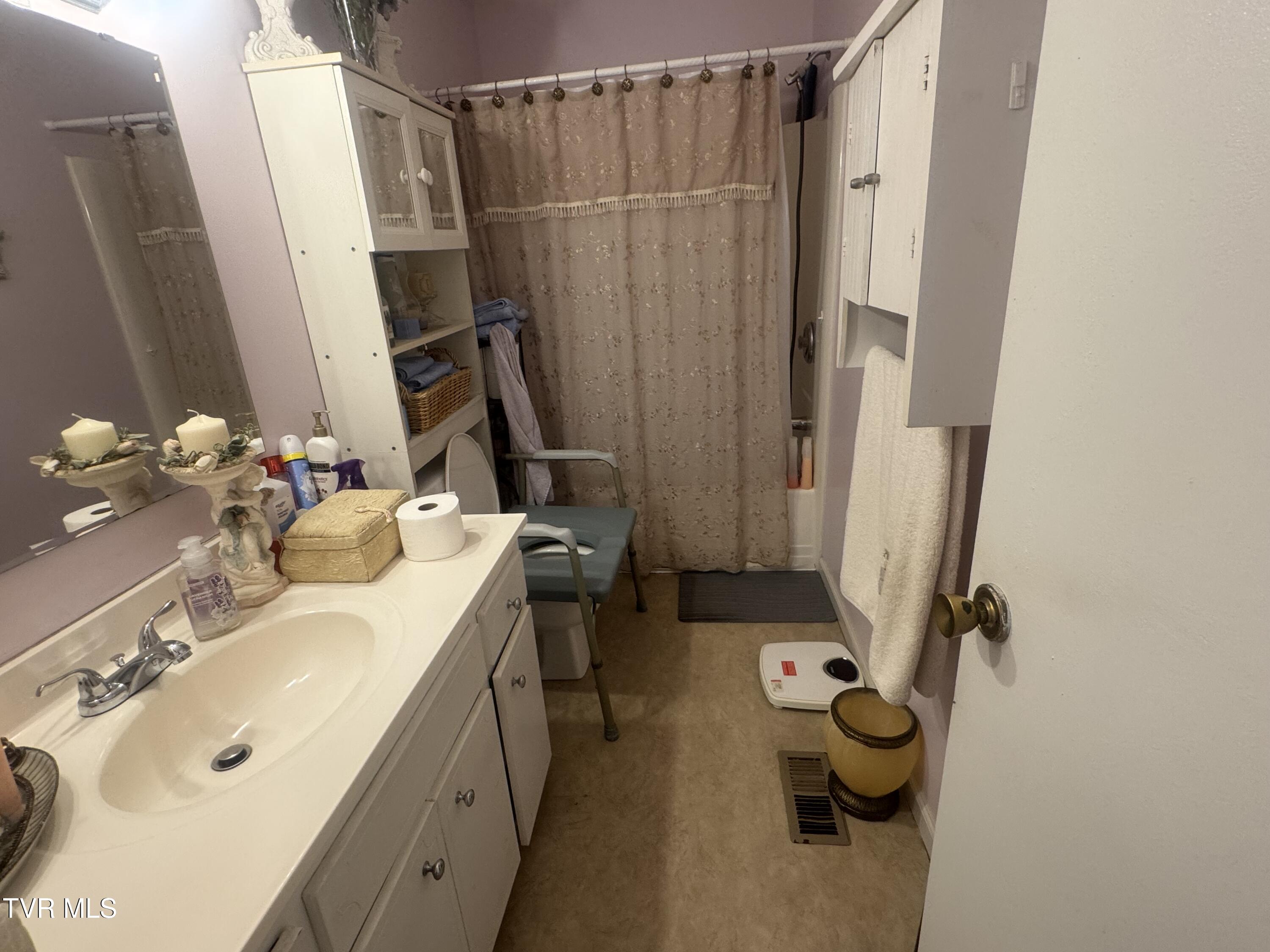 1310 Powder Branch Road Johnson City, TN 37601 - Photo 10 of 18 Bathroom