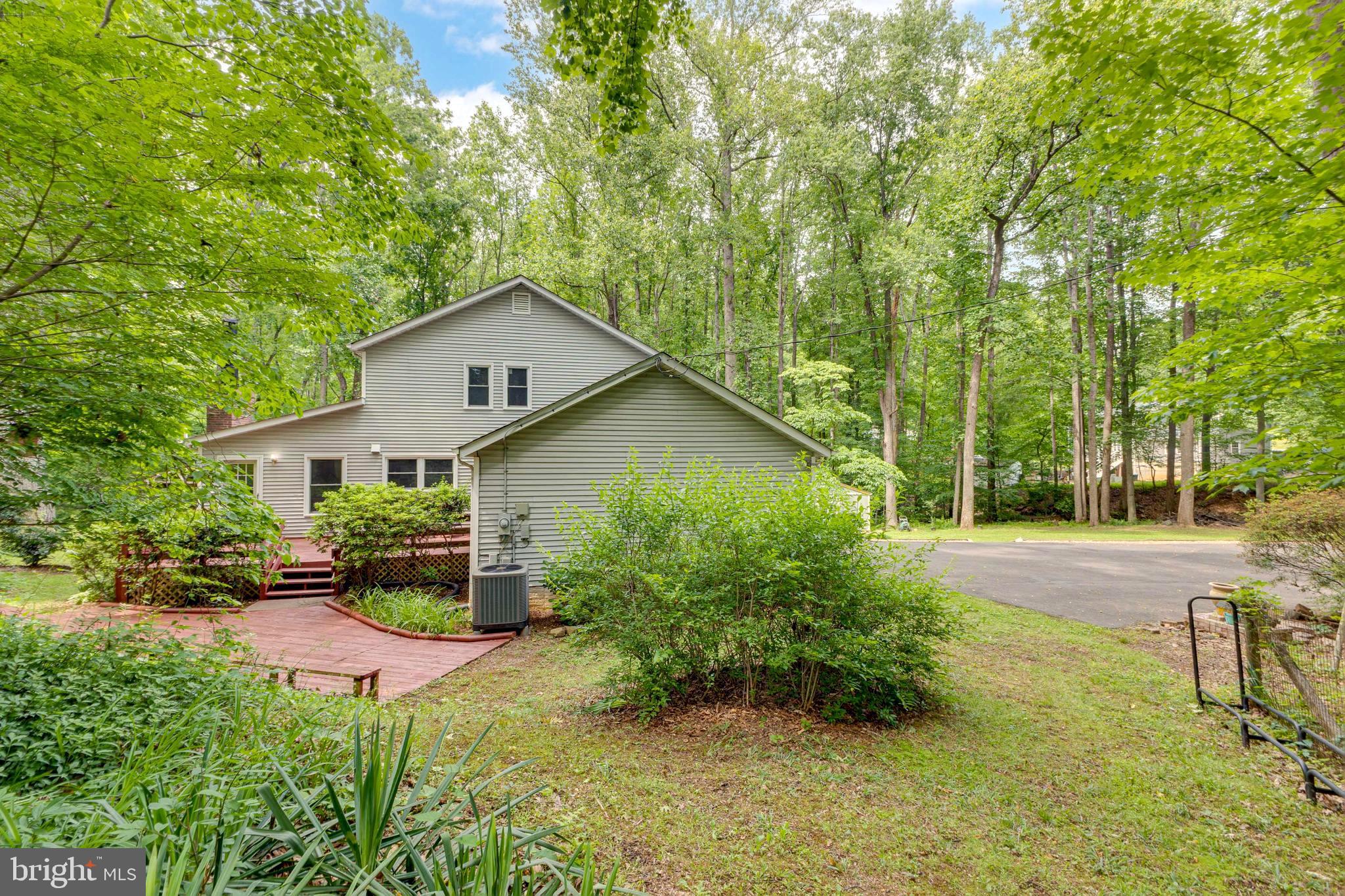 12320 Running Deer Road Manassas, VA 20112 - Photo 4 of 39 Side yard view