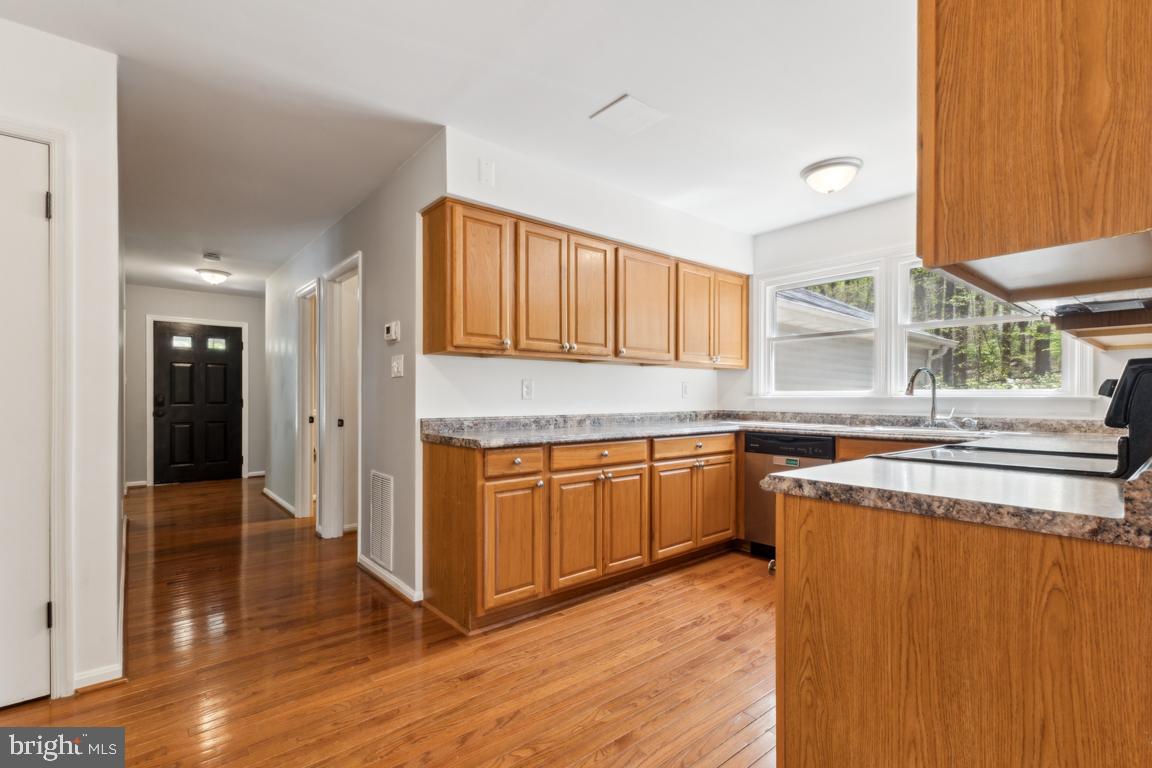 12320 Running Deer Road Manassas, VA 20112 - Photo 7 of 39 Kitchen (Main Level)