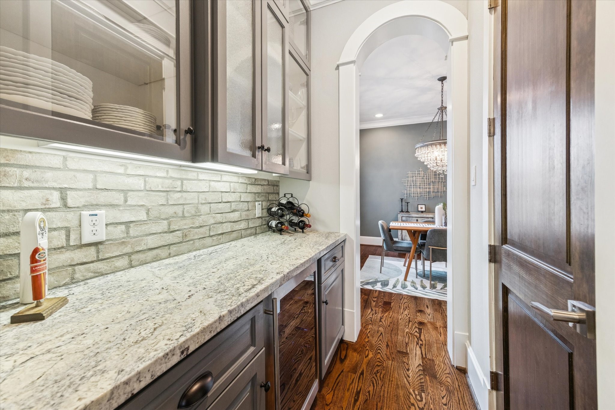 209 West 24th Street Houston, TX 77008 - Photo 11 of 36 The butler’s pantry features a wine refrigerator, granite countertops, a spacious walk-in pantry, and glass-front cabinets to display your favorite pieces.