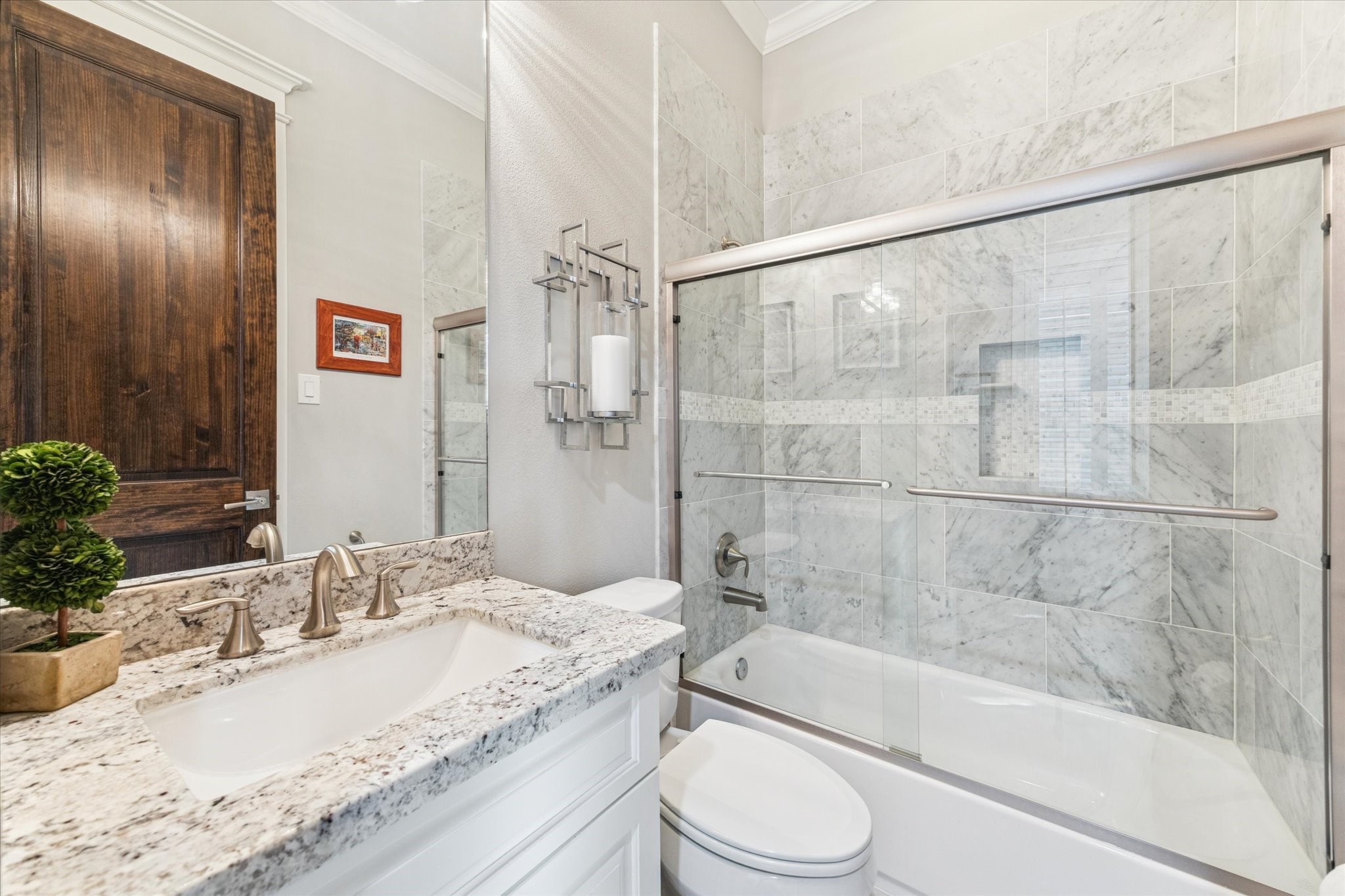 209 West 24th Street Houston, TX 77008 - Photo 16 of 36 Full bathroom on the first floor with a shower/ tub combo and granite counters.