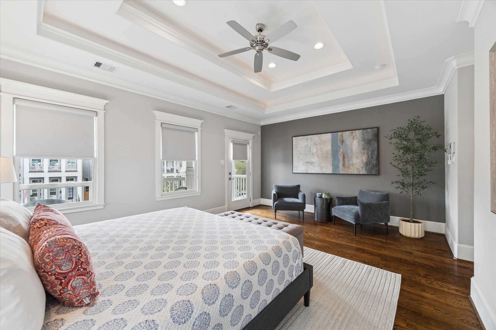 209 West 24th Street Houston, TX 77008 - Photo 19 of 36 This expansive primary suite features balcony access and ample space for a comfortable seating area.