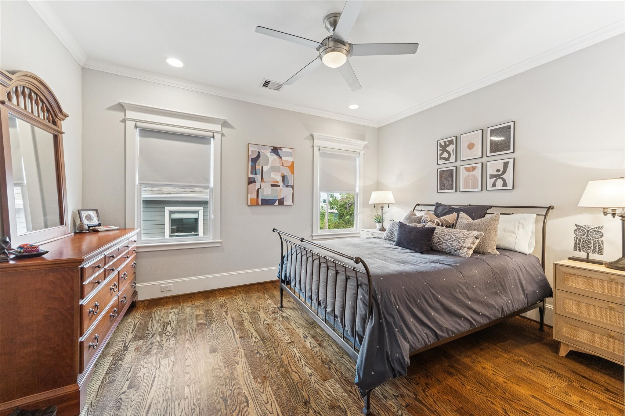 209 West 24th Street Houston, TX 77008 - Photo 23 of 36 Secondary bedroom with hardwood floors, walk-in closet, ceiling fan and recessed lighting.