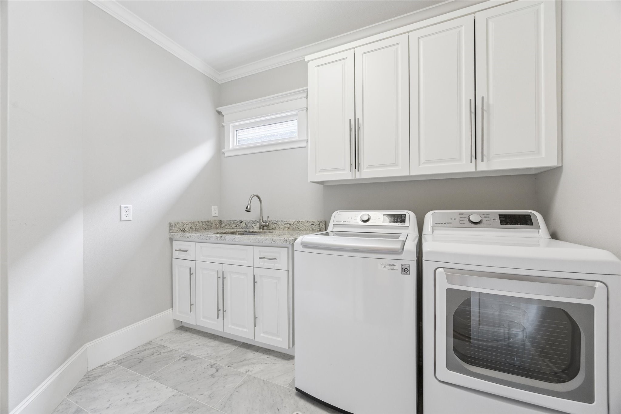 209 West 24th Street Houston, TX 77008 - Photo 26 of 36 Spacious laundry room with a sink and exceptional storage.