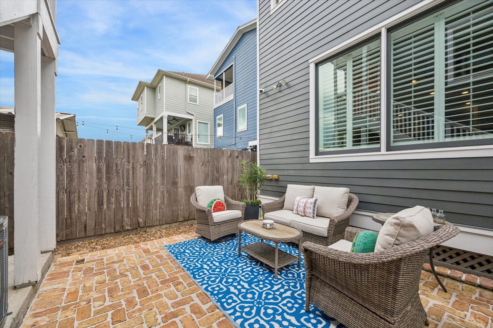 209 West 24th Street Houston, TX 77008 - Photo 27 of 36 Enjoy effortless outdoor living in this low-maintenance backyard—perfect for relaxing and unwinding.