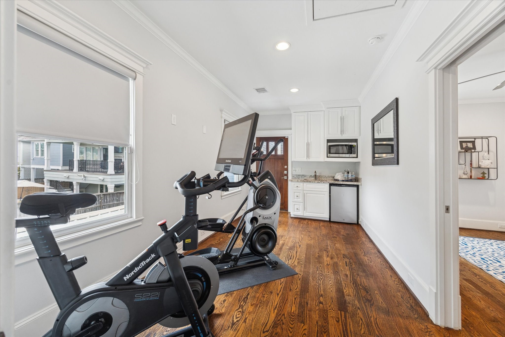 209 West 24th Street Houston, TX 77008 - Photo 29 of 36 The 420 SF garage apartment offers flexible use as rental income, a guest suite, second home office, or home gym and features the same finishes as the main residence.