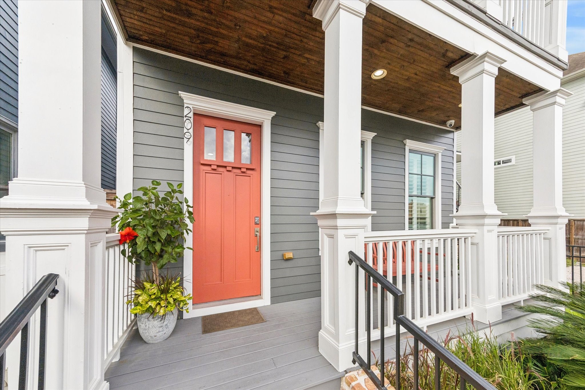209 West 24th Street Houston, TX 77008 - Photo 33 of 36 Inviting covered front porch is the perfect space to sit and enjoy all that Heights living has to offer!