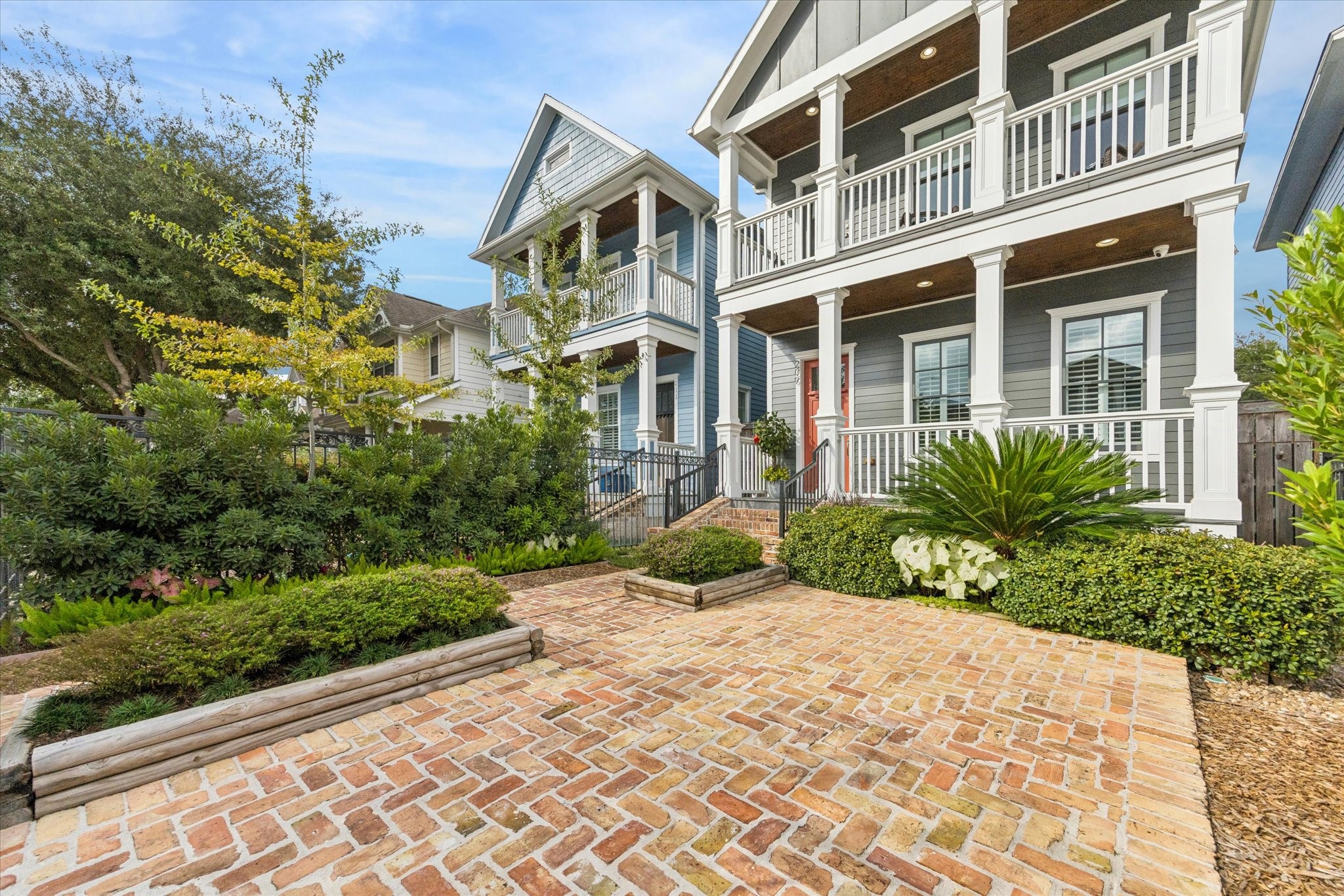 209 West 24th Street Houston, TX 77008 - Photo 34 of 36 A beautifully landscaped courtyard welcomes you, featuring an additional parking space within the automatic gate.