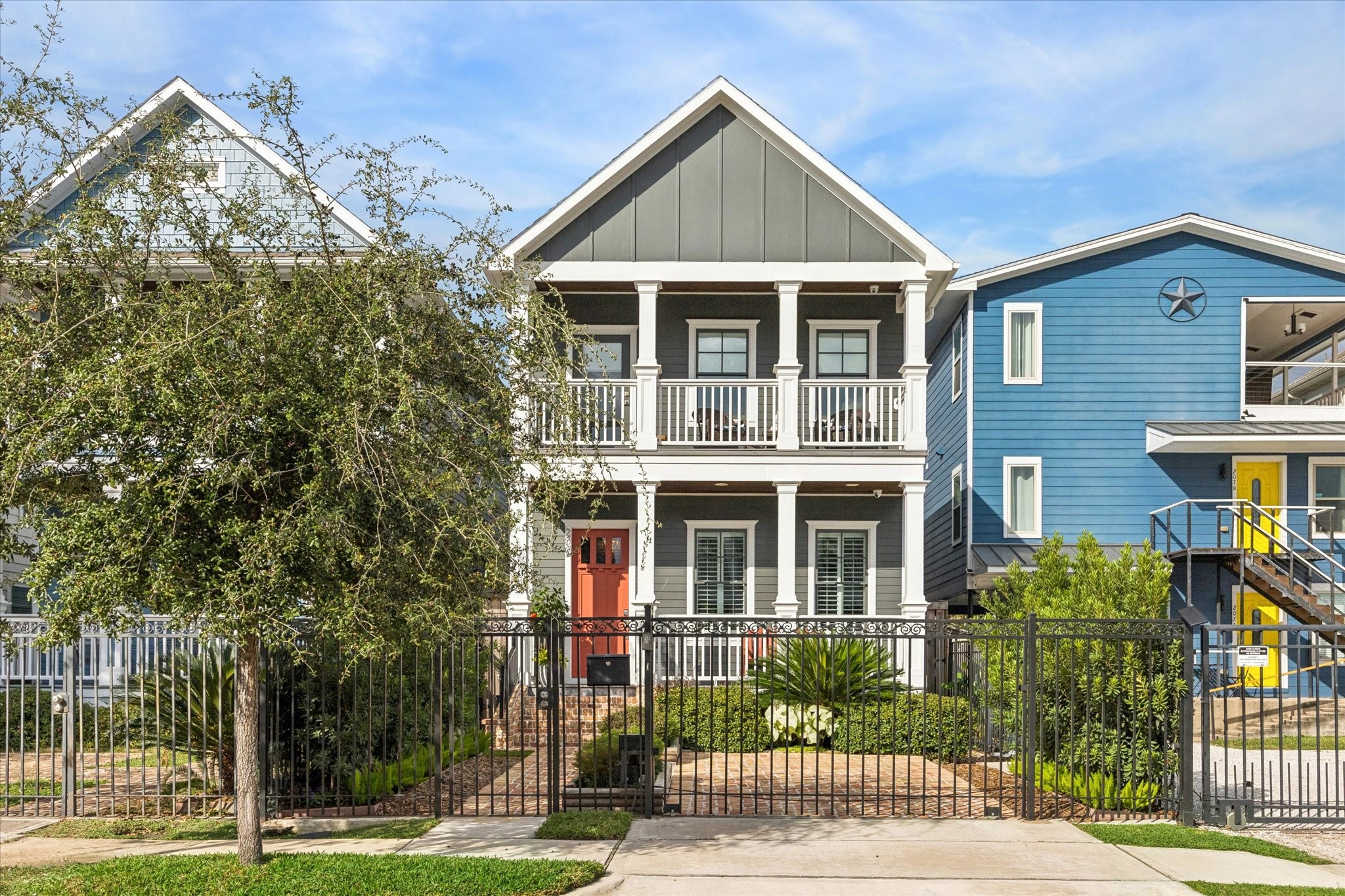 209 West 24th Street Houston, TX 77008 - Photo 35 of 36 209 w 24th is just moments from 19th Street’s vibrant shops and restaurants and with effortless access to 610. Don’t miss your opportunity to call this house your home!