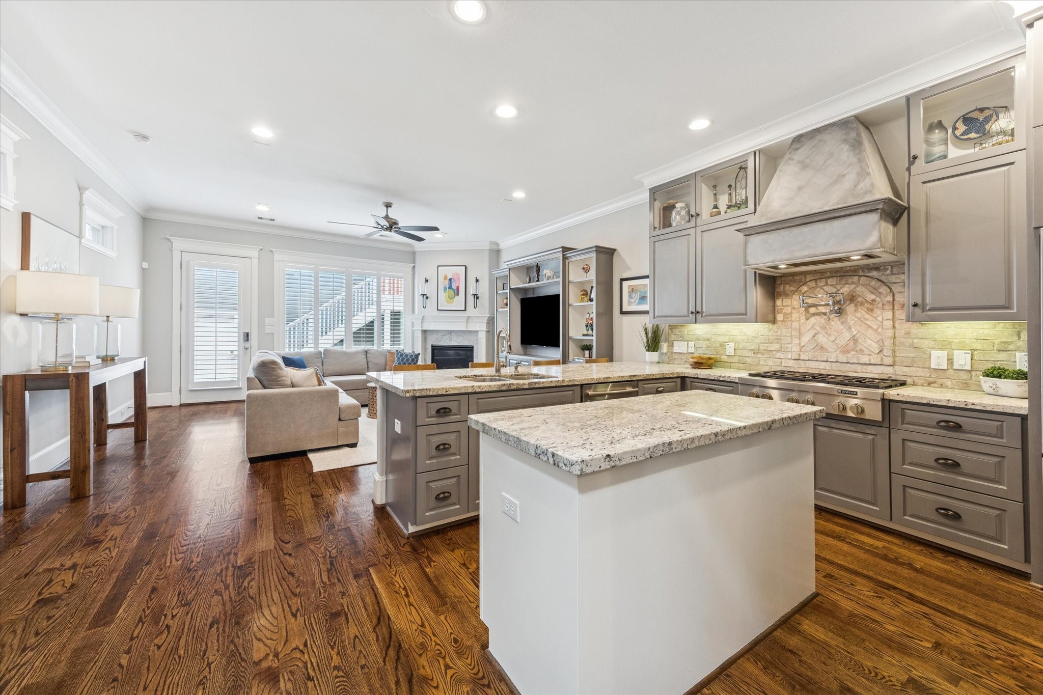 209 West 24th Street Houston, TX 77008 - Photo 5 of 36 The kitchen opens to the living room making this space ideal for everyday living and entertaining.