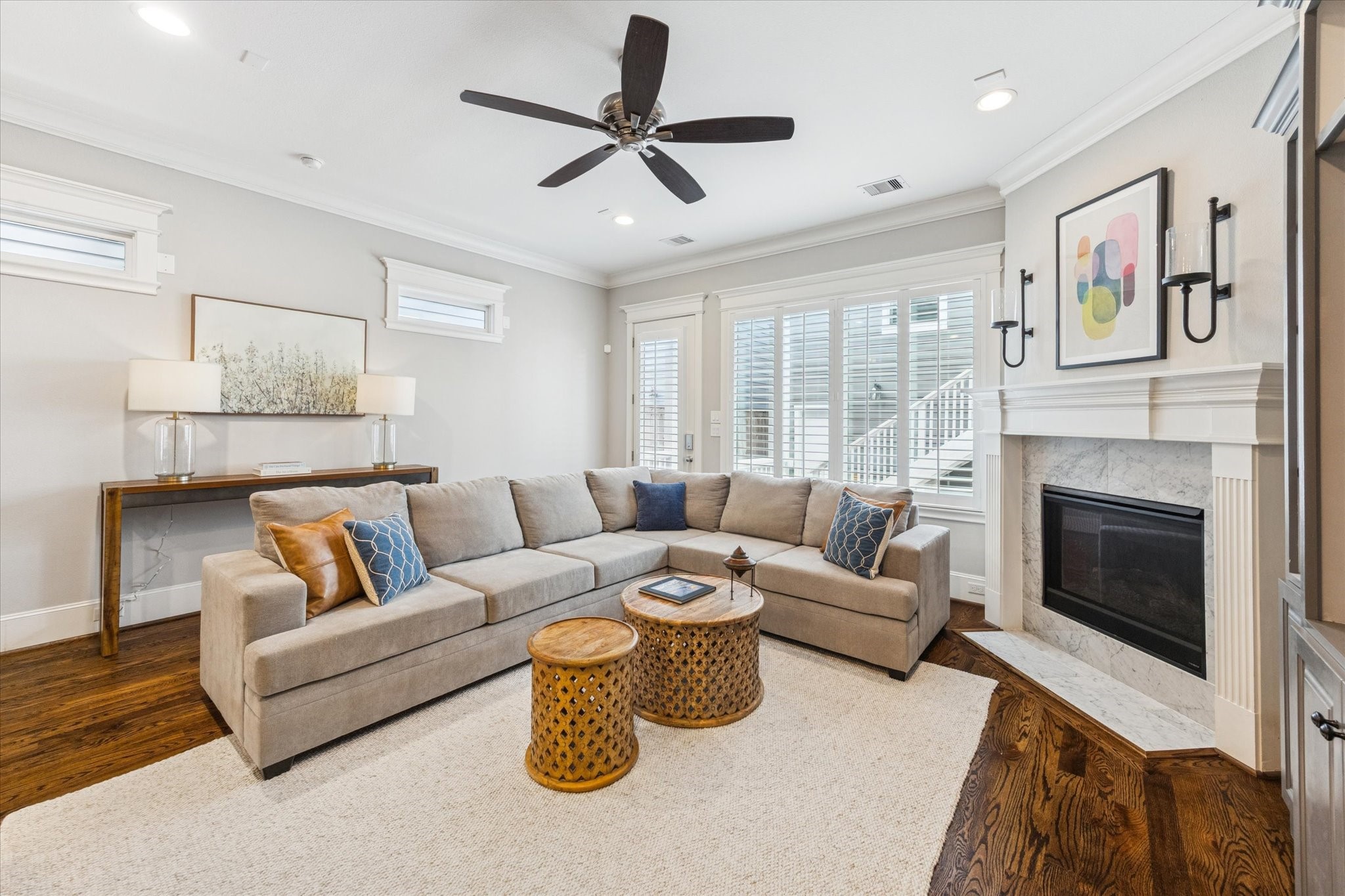 209 West 24th Street Houston, TX 77008 - Photo 8 of 36 Additional view of the living room.