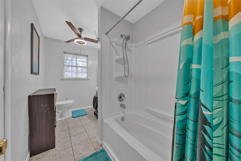 106 Lakeridge Road Lakeside, TX 76108 - Photo 19 of 40 a bathroom with a bathtub a shower and a shower
