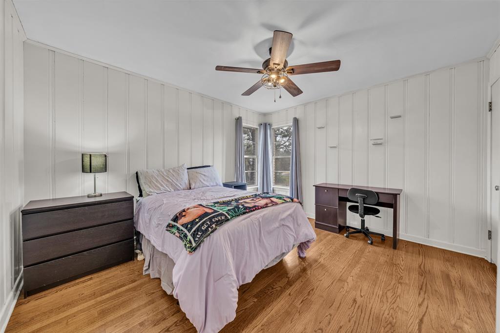 106 Lakeridge Road Lakeside, TX 76108 - Photo 21 of 40 a bedroom with bed and window