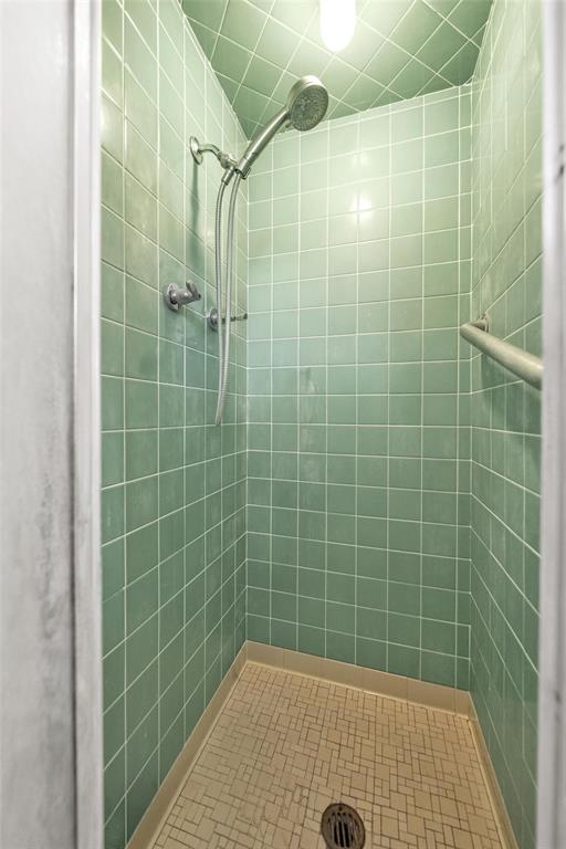 106 Lakeridge Road Lakeside, TX 76108 - Photo 27 of 40 a bathroom with a shower