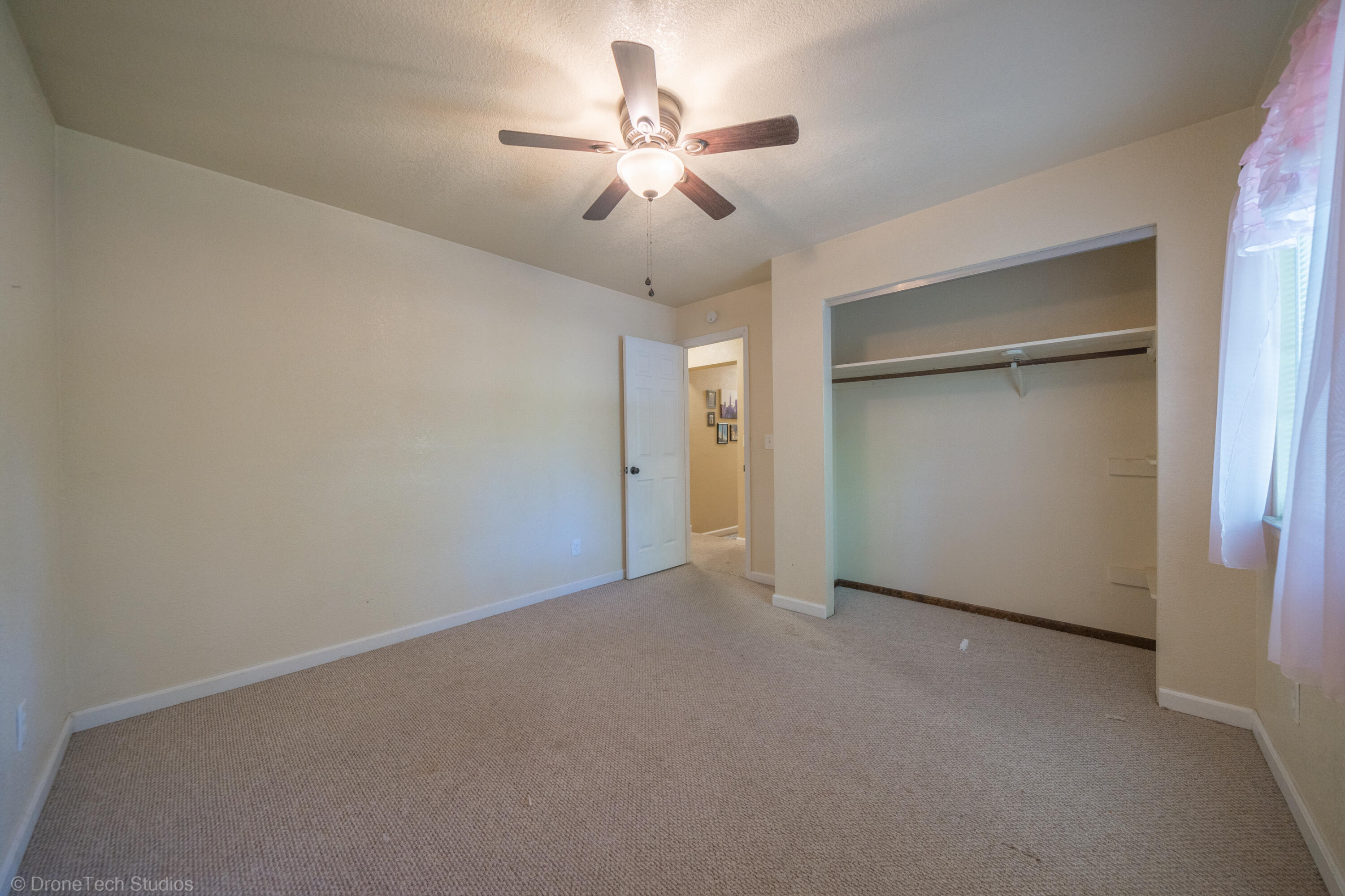 3059 Quartz Hill Road Redding, CA 96003 - Photo 25 of 64 wooden floor in an empty room