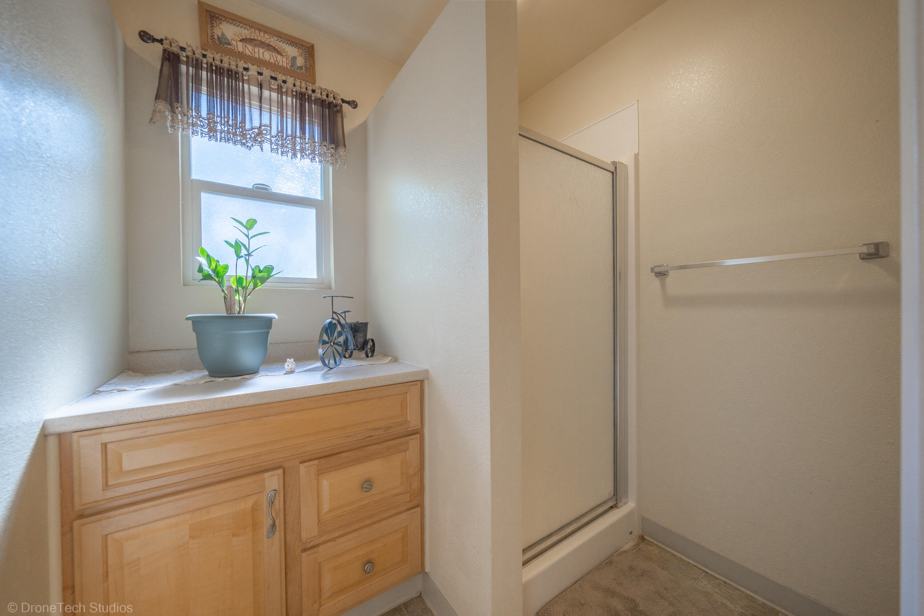 3059 Quartz Hill Road Redding, CA 96003 - Photo 28 of 64 2 Stall showers in Guest Bath #2