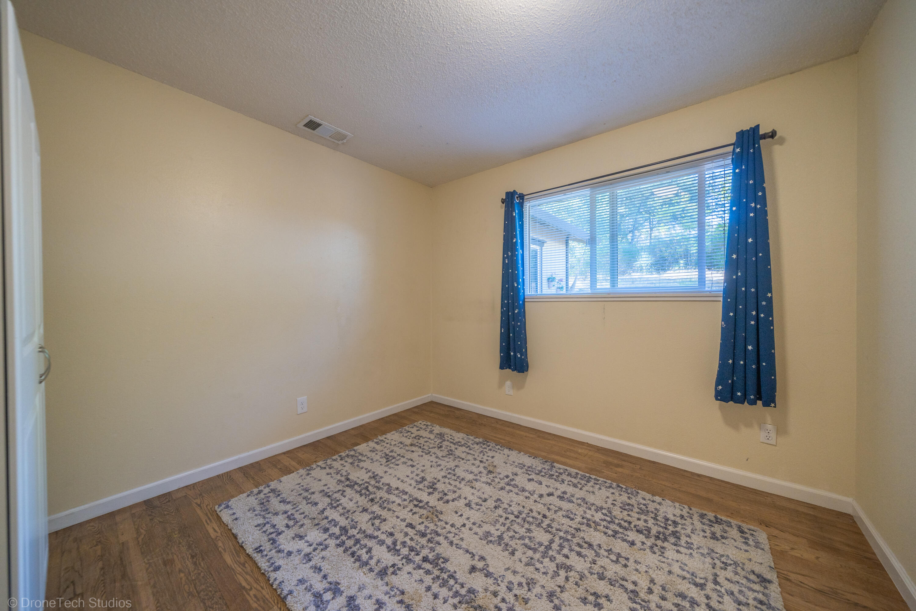 3059 Quartz Hill Road Redding, CA 96003 - Photo 29 of 64 a view of an empty room with a window