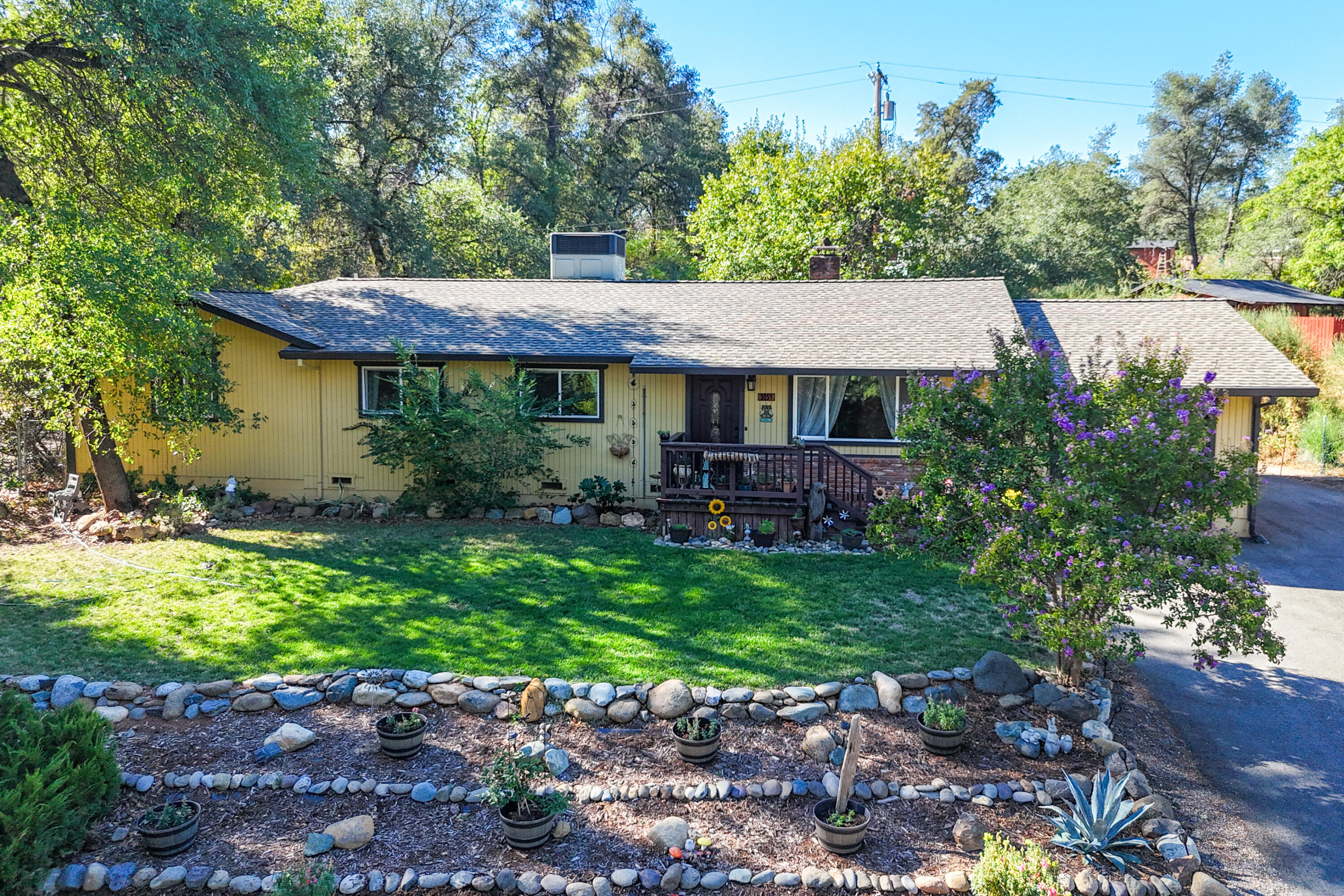 3059 Quartz Hill Road Redding, CA 96003 - Photo 31 of 64 a view of a patio with table and chairs plants and large trees