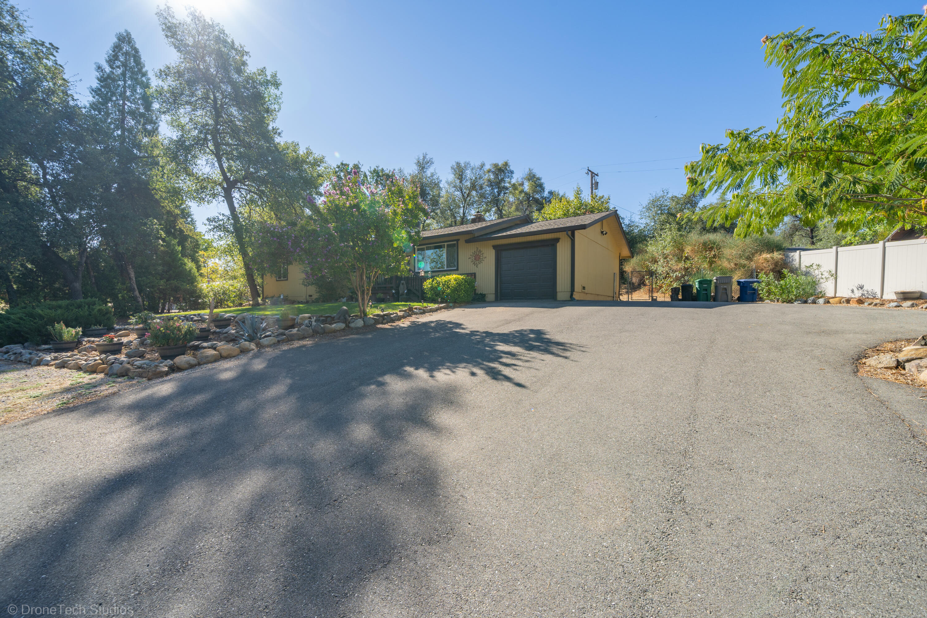 3059 Quartz Hill Road Redding, CA 96003 - Photo 39 of 64 Paved offstreet parkin