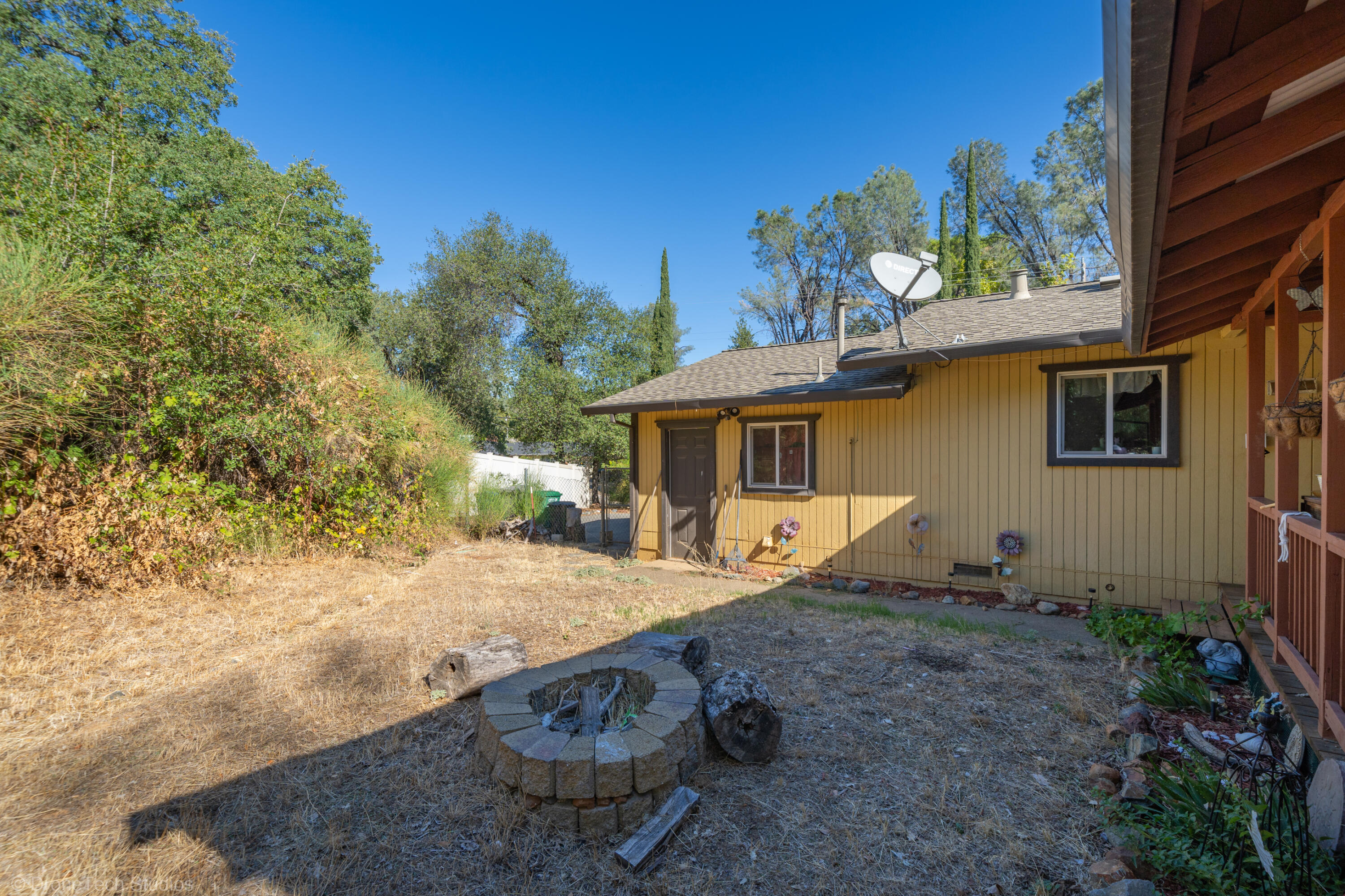 3059 Quartz Hill Road Redding, CA 96003 - Photo 53 of 64 a view of a house with backyard and sitting area