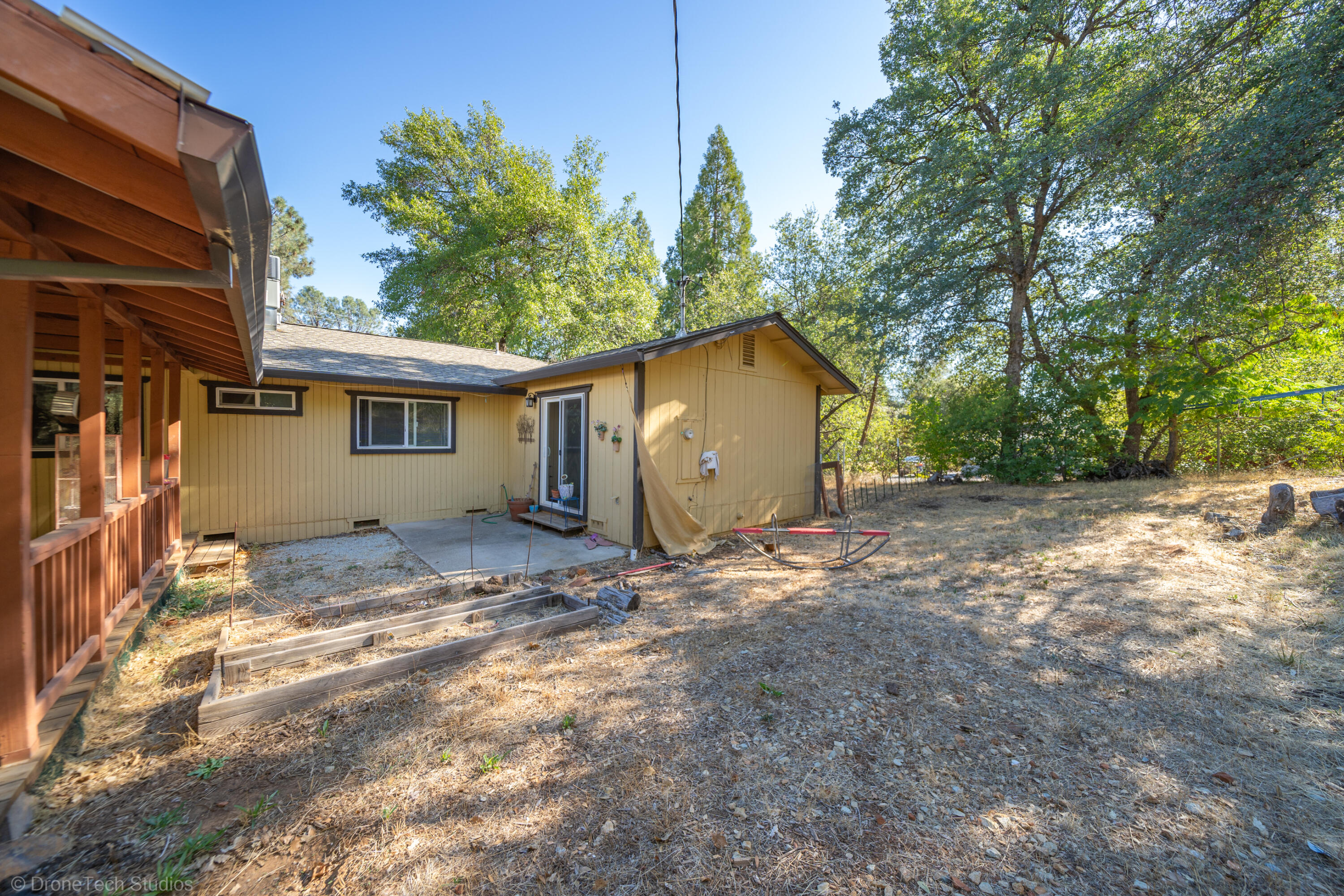 3059 Quartz Hill Road Redding, CA 96003 - Photo 54 of 64 a view of a house with backyard