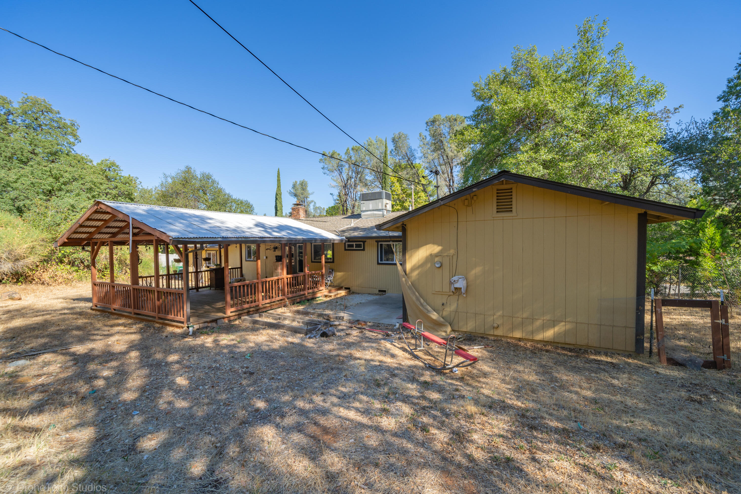 3059 Quartz Hill Road Redding, CA 96003 - Photo 57 of 64 a backyard of a house with table and chairs