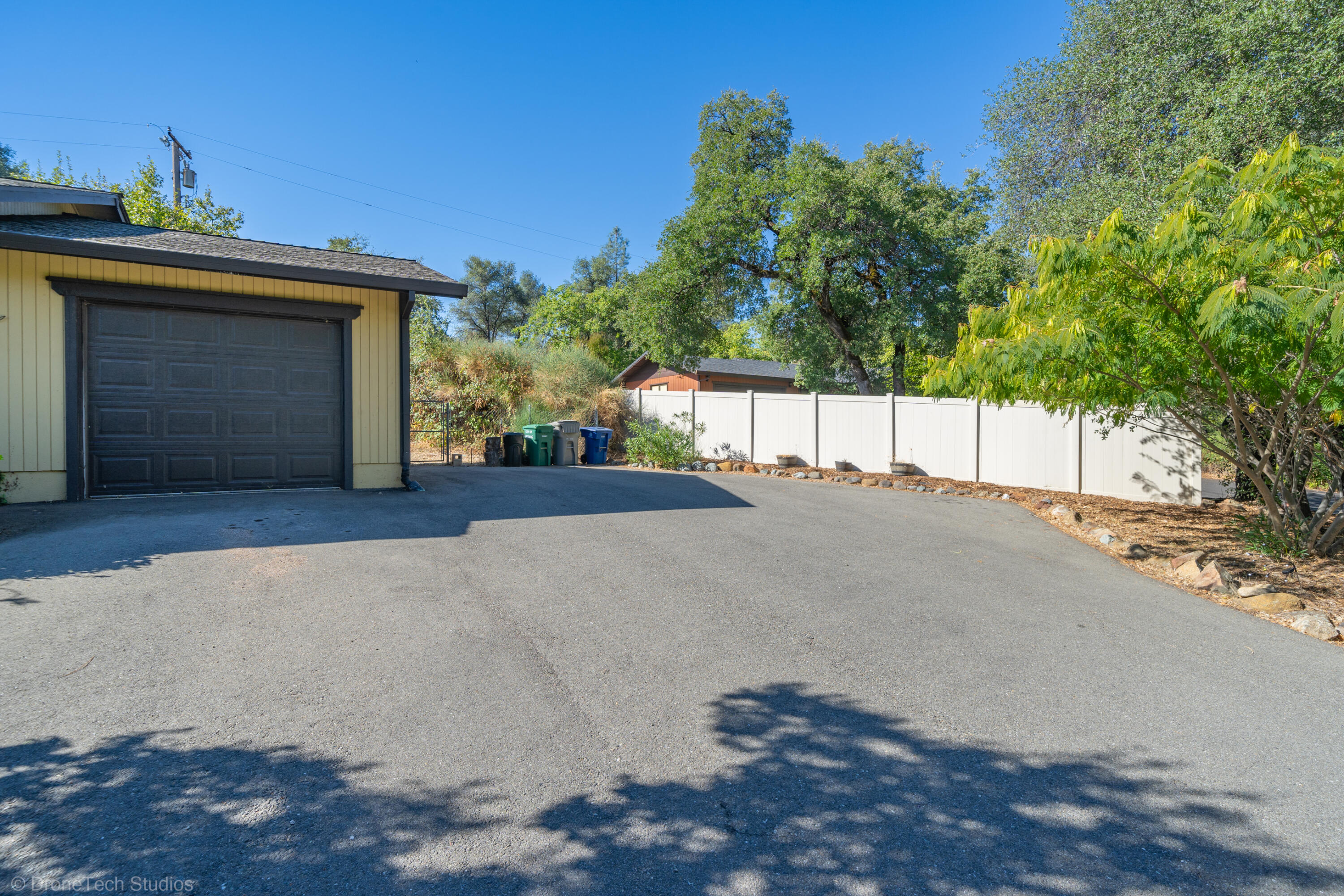 3059 Quartz Hill Road Redding, CA 96003 - Photo 60 of 64 Attached garage