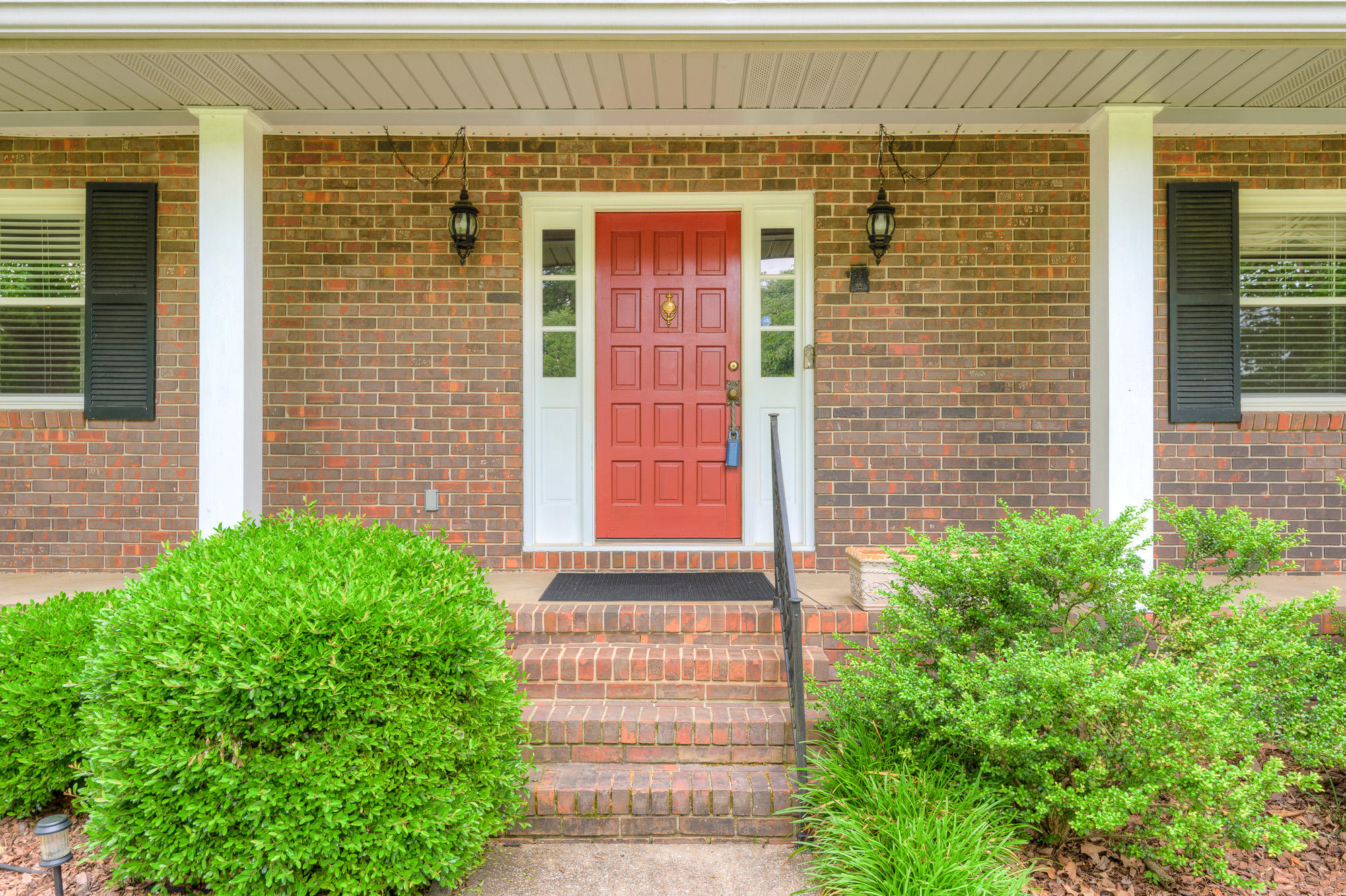 305 Valleybrook Road Hixson, TN 37343 - Photo 3 of 34 xfront_1