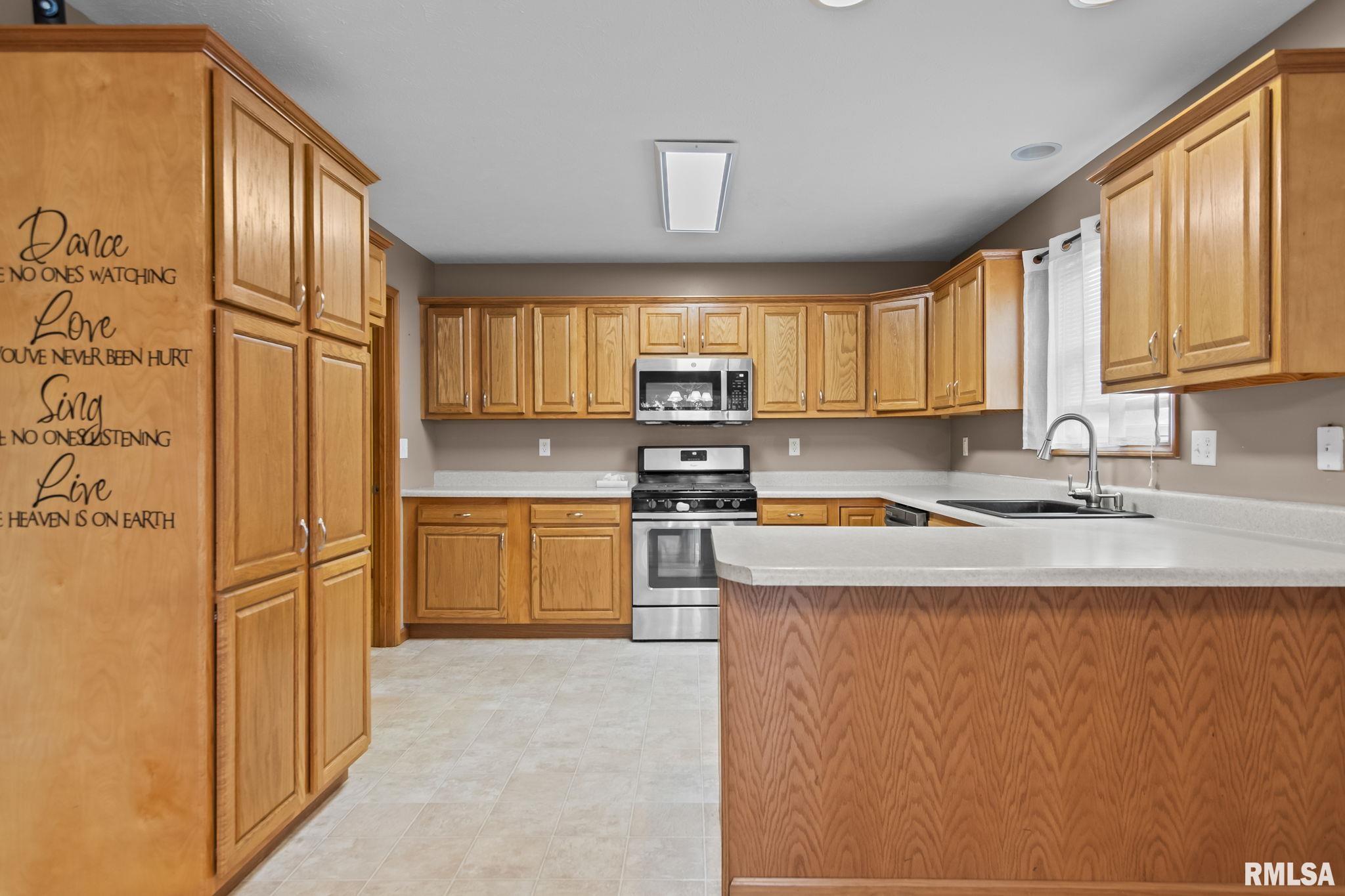 895 Timber Edge Drive Sherman, IL 62684 - Photo 11 of 34