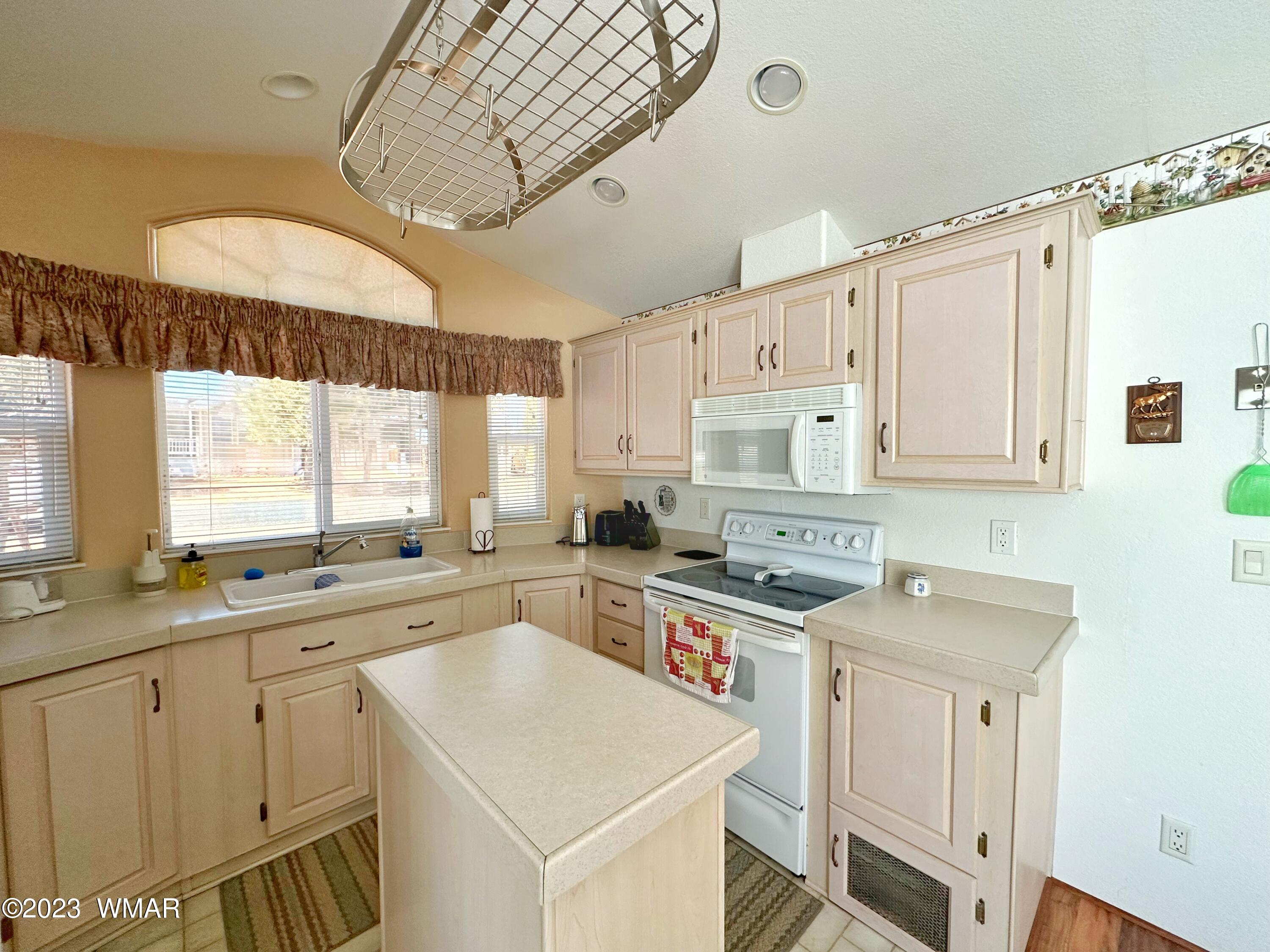 2707 Rustlers Roost Overgaard, AZ 85933 - Photo 10 of 21 Gallery Image 10