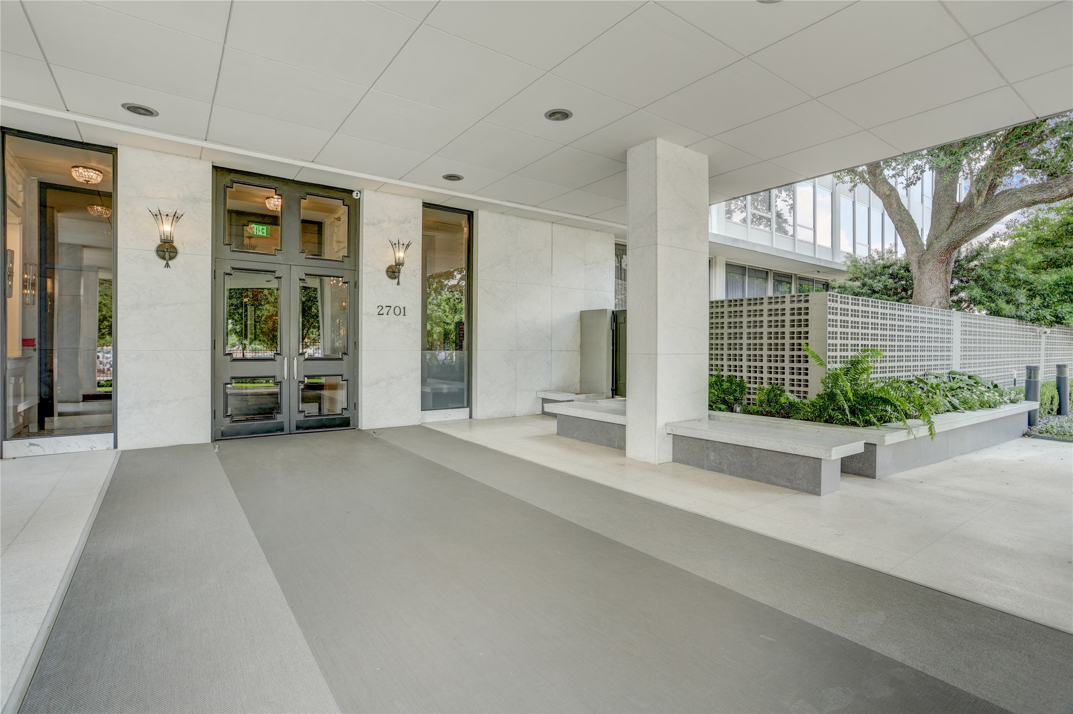 2701 Westheimer Road, Unit 2D Houston, TX 77098 - Photo 43 of 48 Your guests and visitors will experience walkability to some awesome retail and restaurants.