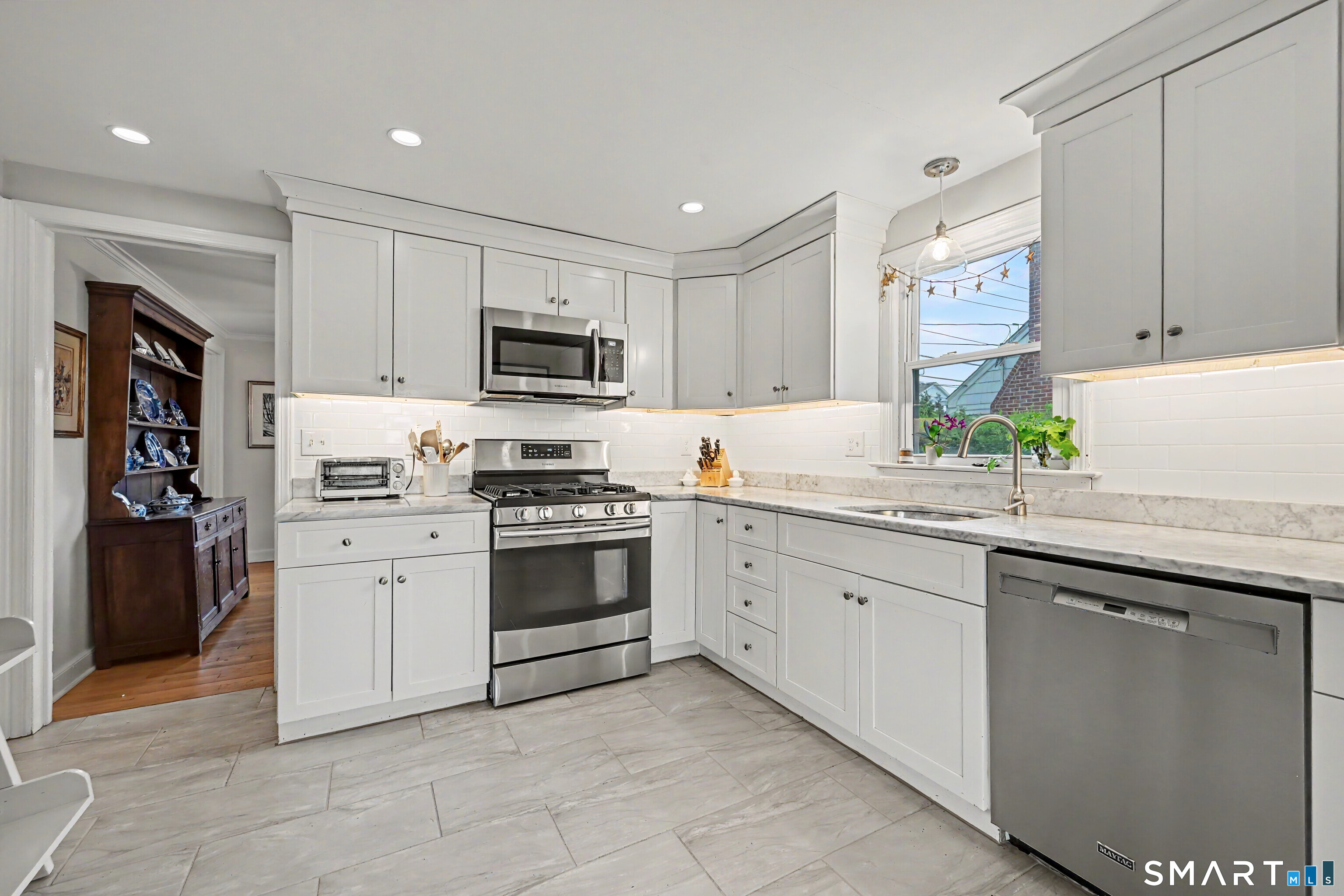 823 Oldfield Road Fairfield, CT 06824 - Photo 8 of 39